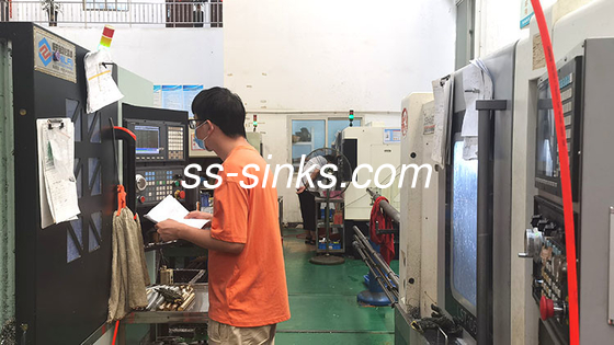 قالب حوض المطبخ SUS304 18 Guage R20 زاوية قطعة واحدة حوض مزدوج