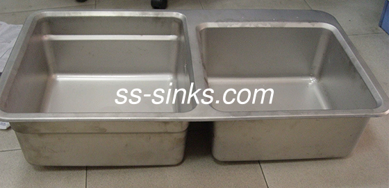 قالب حوض المطبخ SUS304 18 Guage R20 زاوية قطعة واحدة حوض مزدوج