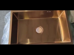 حوض مطبخ من الفولاذ المقاوم للصدأ بلون ذهبي بحوض واحد مع فتحة تصريف